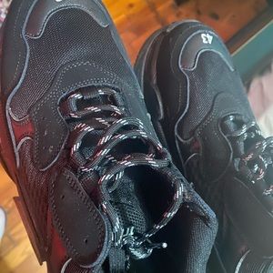IM SELLING A PER OF BALENCIAGA THEY ALL BLACK
